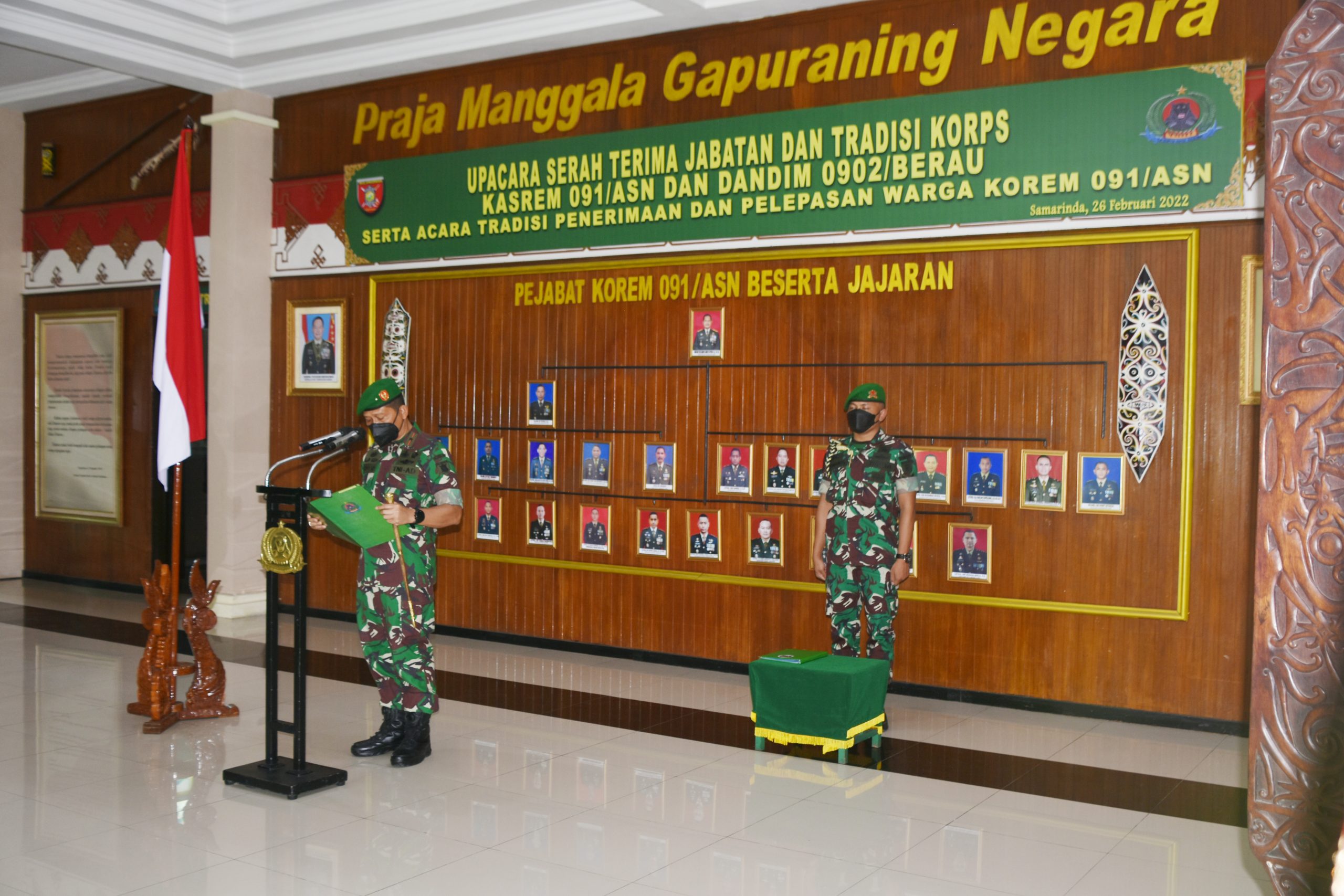 Danrem 091/ASN Pimpin Upacara Sertijab dan Tradisi Korp Kasrem dan Dandim Berau Ingatkan Virus Corona Varian Omicron.
