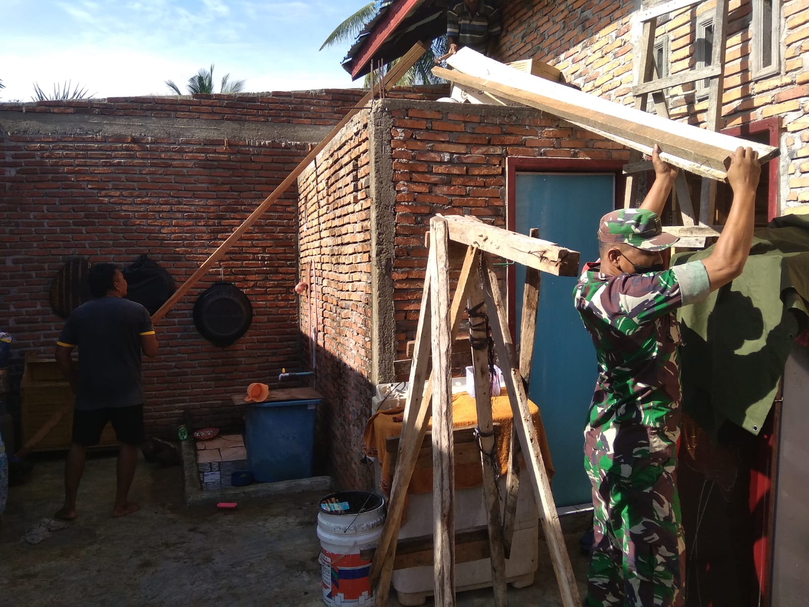 Babinsa Peduli Warga Terdampak Angin Puting Beliung