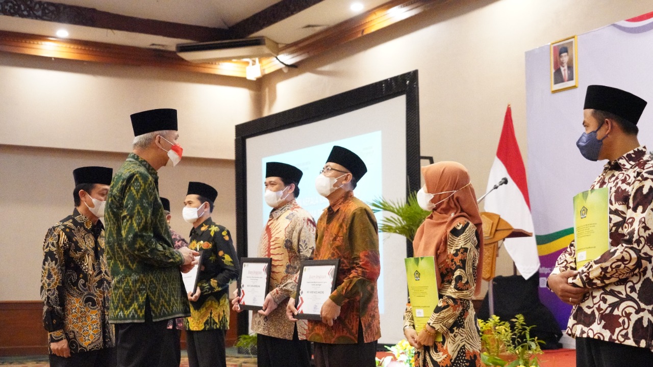 Kemenag Jateng Gelar Madrasah Award, MTs Tarbiyatul Banin Pati Terima Penghargaan