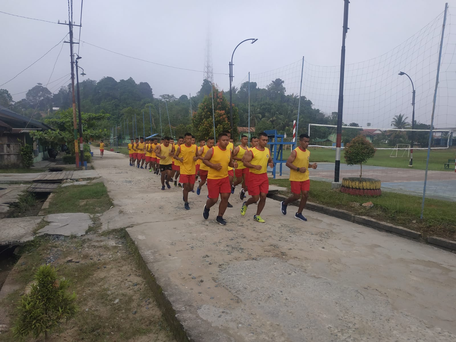 Berikan Pesan Moral, Prajurit Yonif 611/Awang Long Olahraga Dengan Cara Plongging, Tren Olahraga di Tahun 2022.