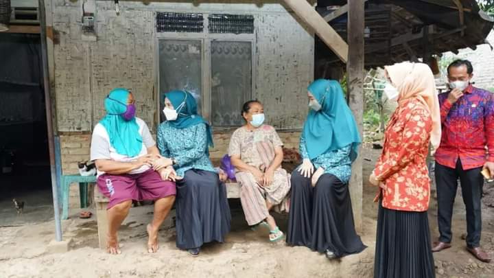 Di Hari Kesatuan Gerak PKK Ke-50, TP-PKK Lamsel Bagikan Sembako