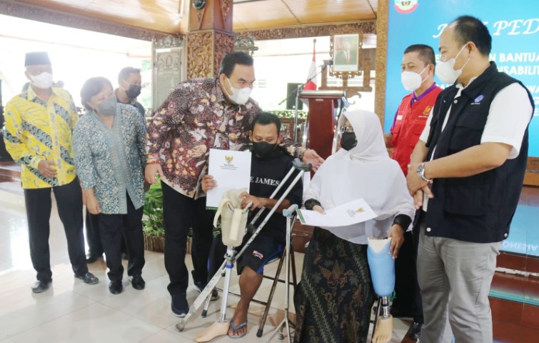 Bupati Blora Serahkan Bantuan Kaki Palsu Untuk Warga DiFabel