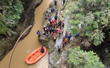 Pria Paruh Baya Hanyut Setelah Terpeleset Saat Membersihkan Sampah di Jembatan