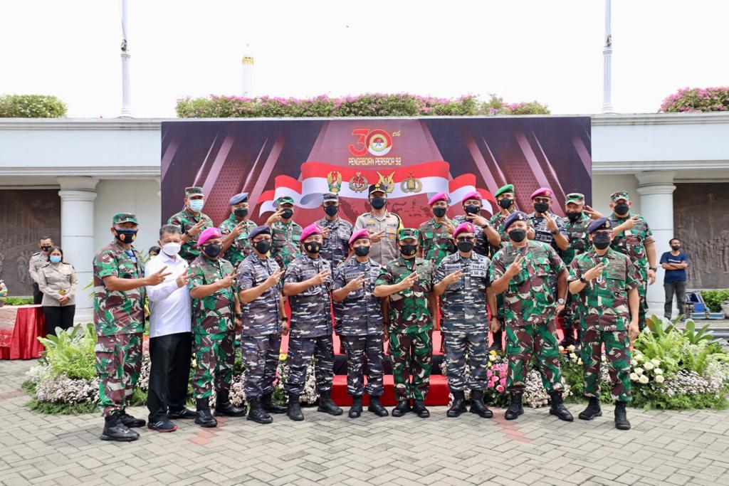 Alumni Akabri 1992, Kapolda jatim Bagikan Paket Sembako ke Masyarakat