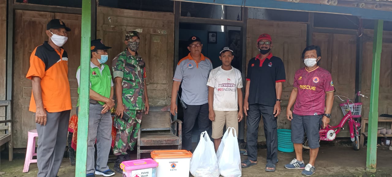 Babinsa Kawal BPBD dan PMI Serahkan Bantuan ke Warsini