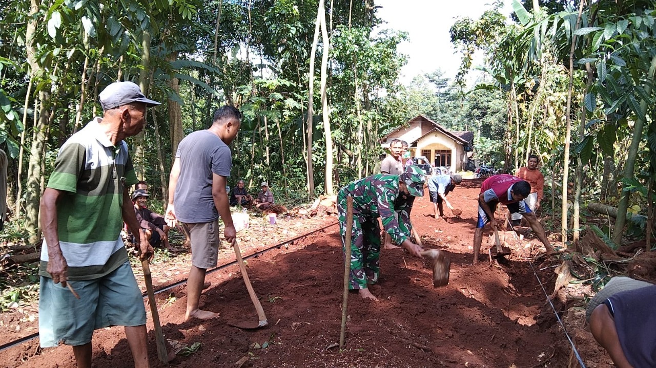 Sepanjang 200 Meter, Warga dan Babinsa Gelar Gotong-Royong