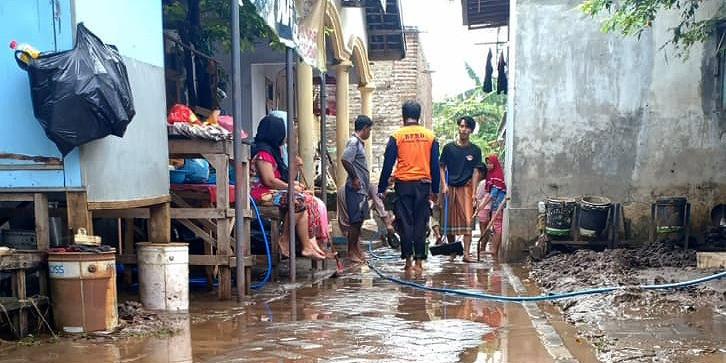 Banjir Berangsur Surut, Warga Pasuruan Bersihkan Sisa Lumpur