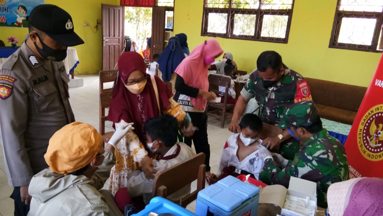 Beri Motivasi dan Semangat, Babinsa Koramil Penajam Dampingi Vaksinasi Anak Sekolah SDN 018