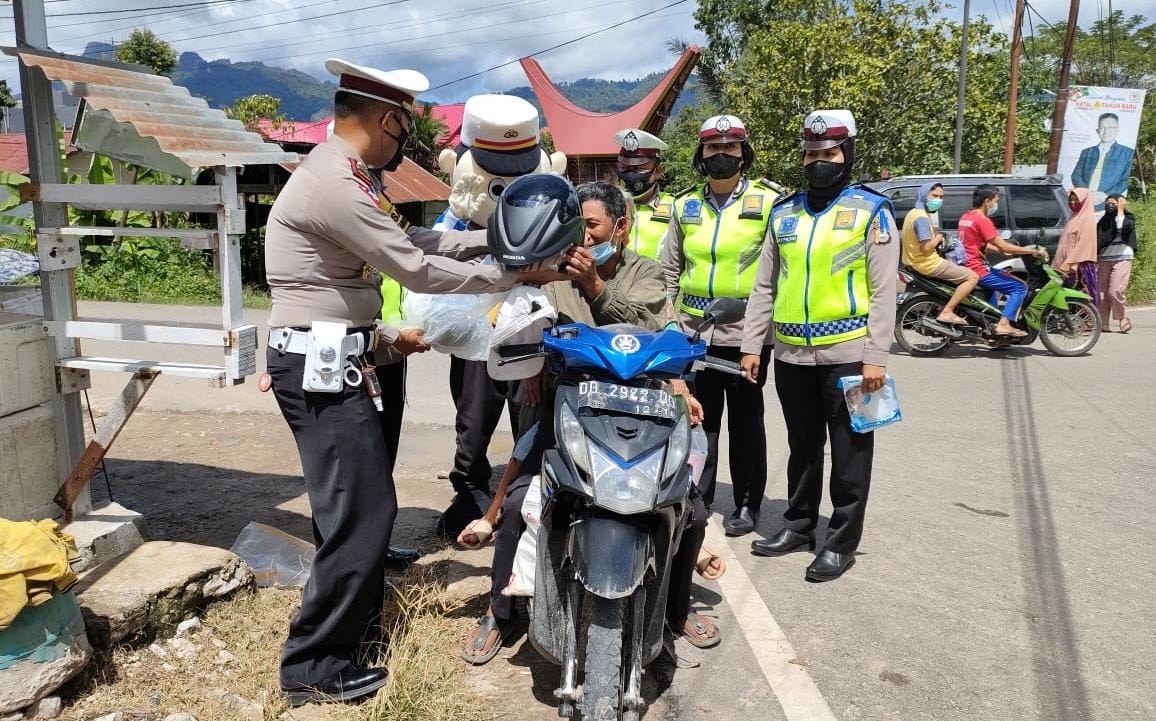 Kasatlantas Polres Tana Toraja, Beri Edukasi Pengendara Untuk Keselamatan