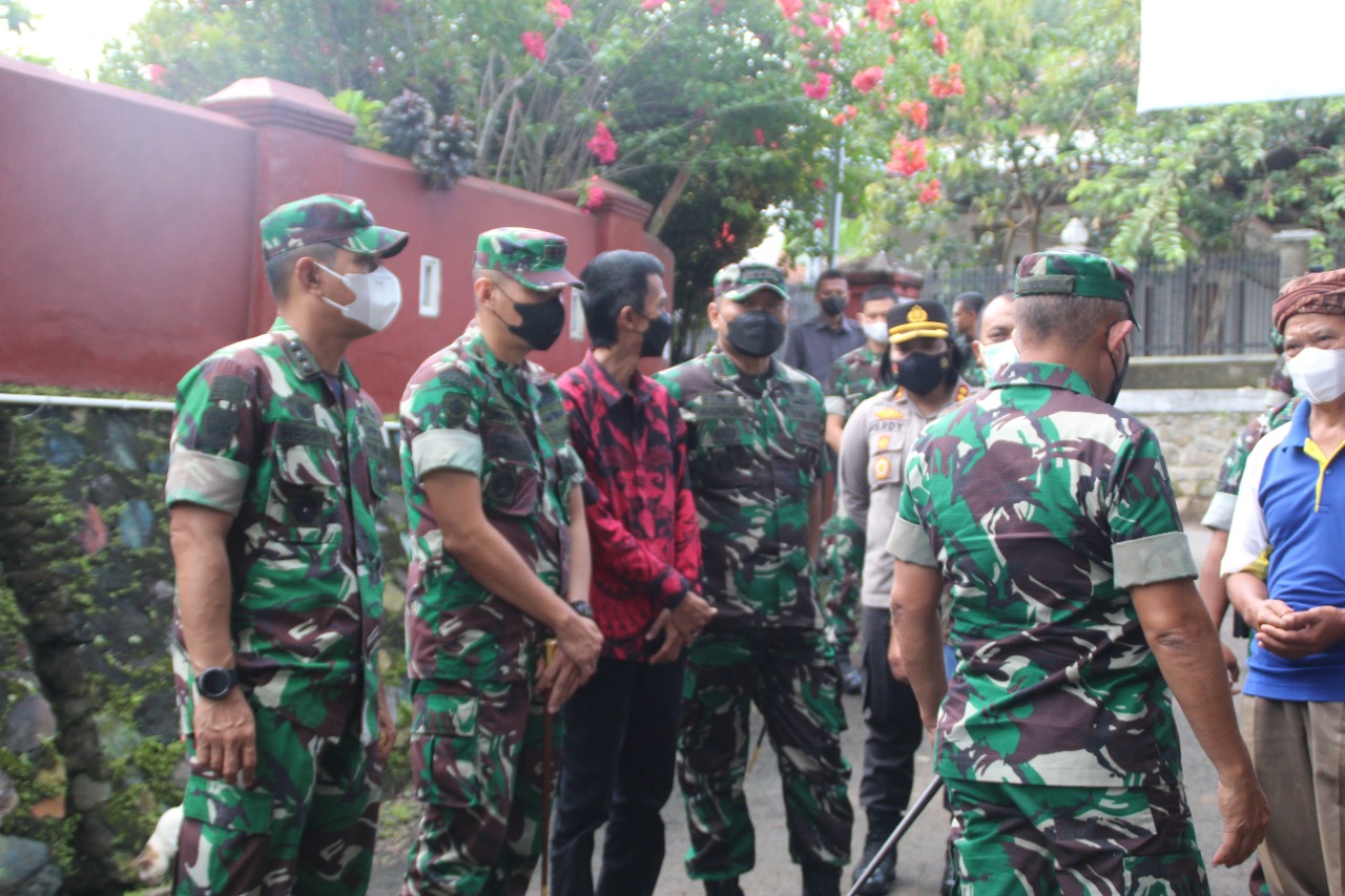 HUT Kostrad ke 61 Tahun, Mayjen TNI Dedy Kusmayadi Lakukan Cek Pengeboran Air Bersih