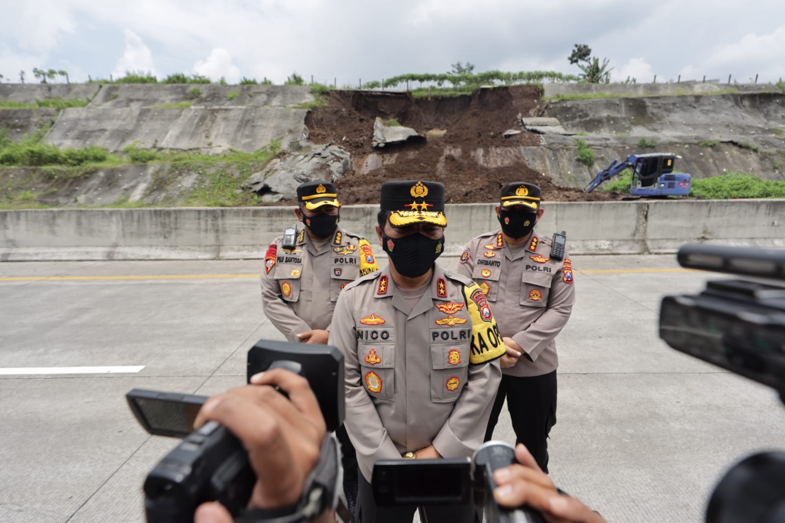 Kapolda Jatim Tinjau Lokasi Tanah Longsor