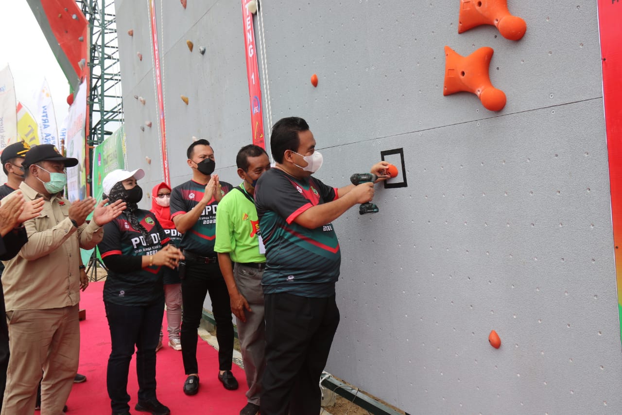 Bupati Resmikan Wall Climbing dan Buka Gelaran Sirkuit Panjat Tebing Jawa Tengah Seri I di Blora