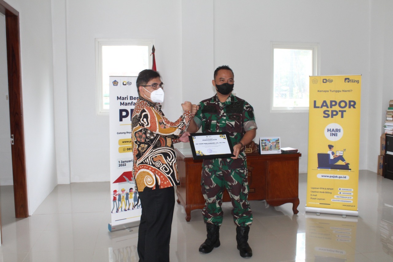 Komandan Kodim 0719/Jepara Terima Penghargaan dari KPP Pratama