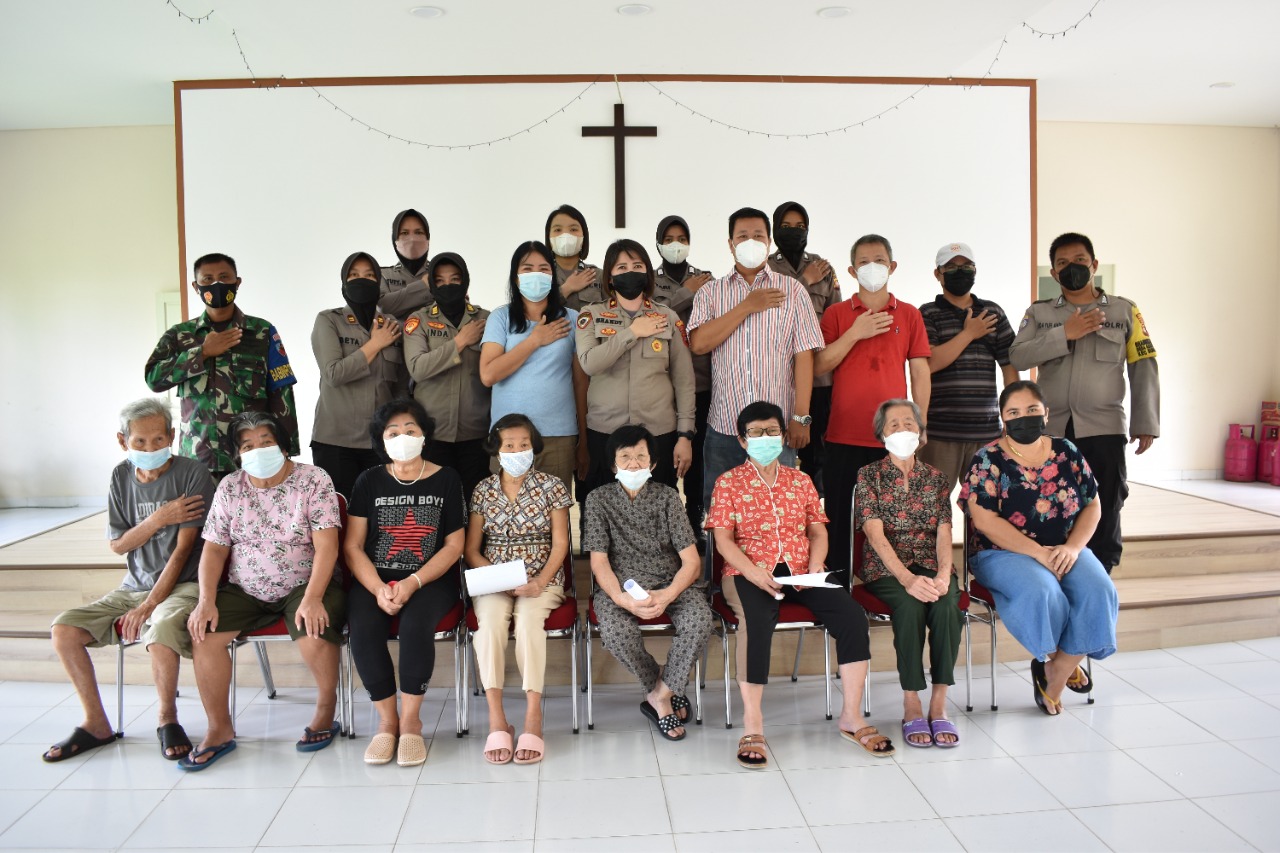 Wakapolres Kubu Raya Bagikan Sembako ke Panti Asuhan dan Panti Jompo