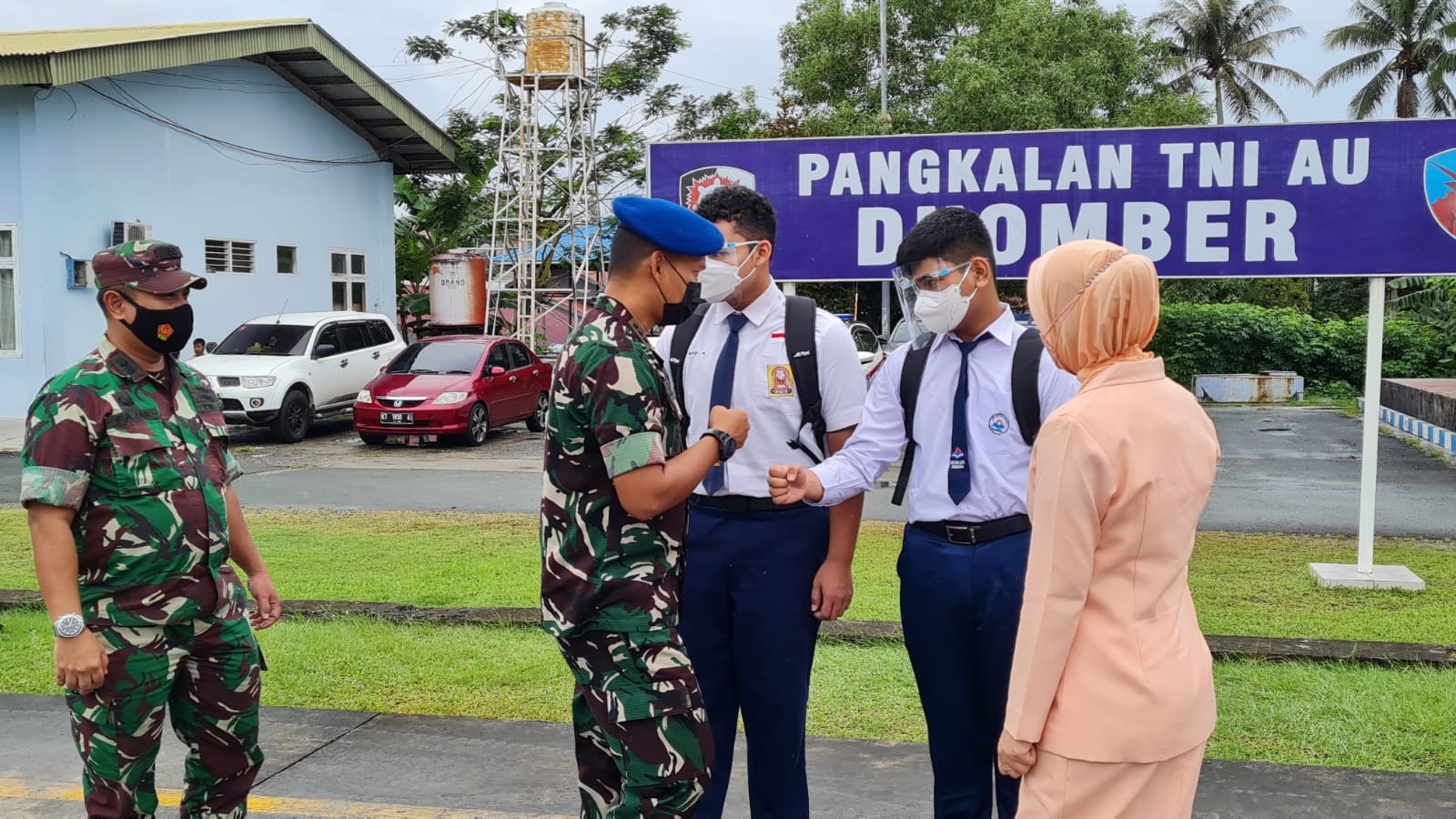 Lanud Dhomber Berangkatkan Calon Siswa