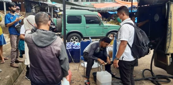 Menjaga Stabilitas Harga, Perumda PPJ Gelar Operasi Minyak Curah di Pasar Merdeka Bogor