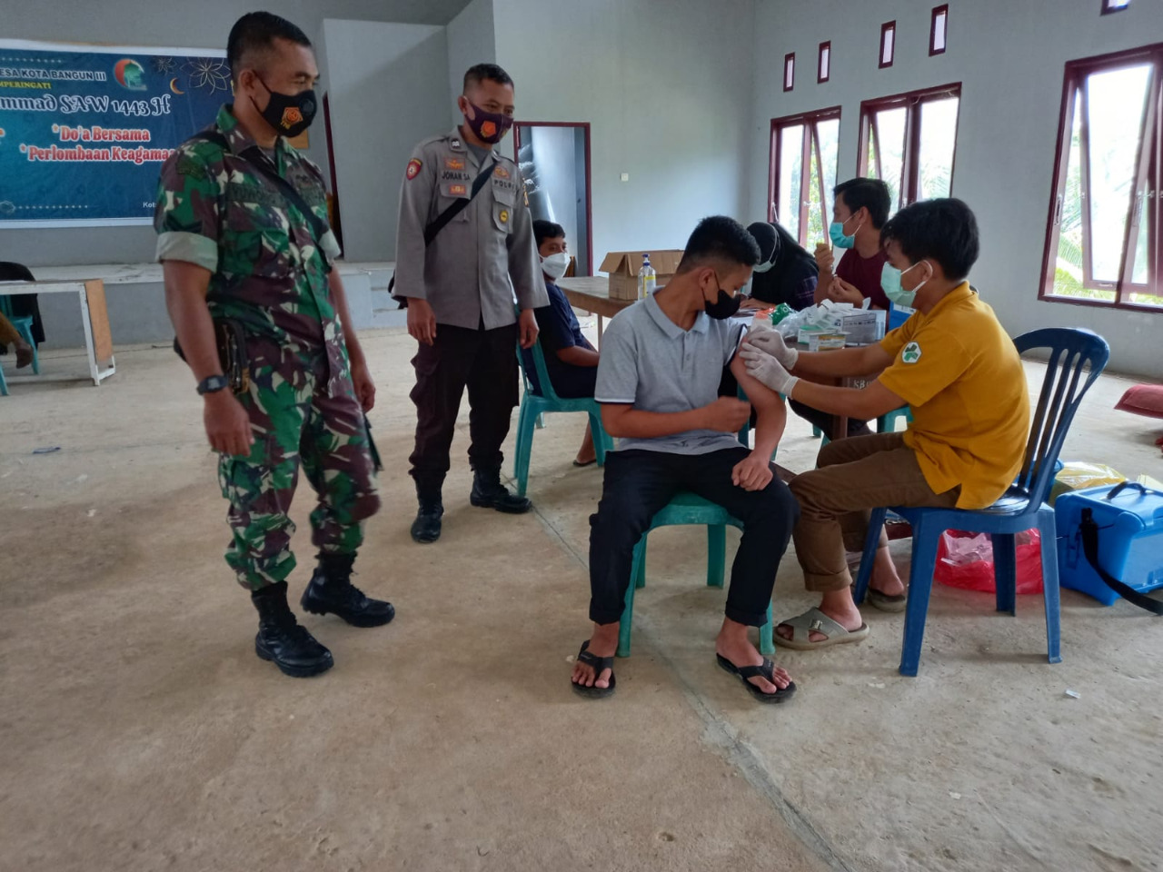 Sinergitas Babinsa Bersama Bhabinkamtibmas Desa Kota Bangun  Dalam Lakukan Pendampingan Kegiatan Vaksinasi