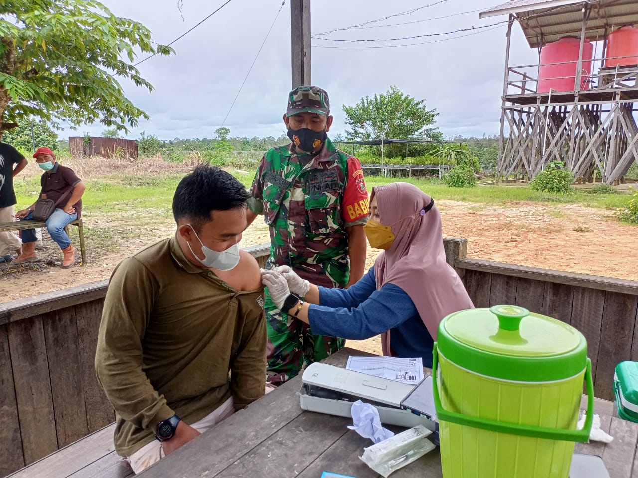 Tim Mobile Vaksinasi Kodim 0906/Kutai Kartanegara Gelar Serbuan Vaksinasi Di Desa Sabin Tulung