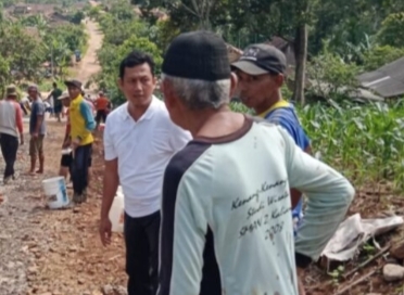 Anggota Komisi III DPRD Lamsel Pantau Perbaikan Jalan