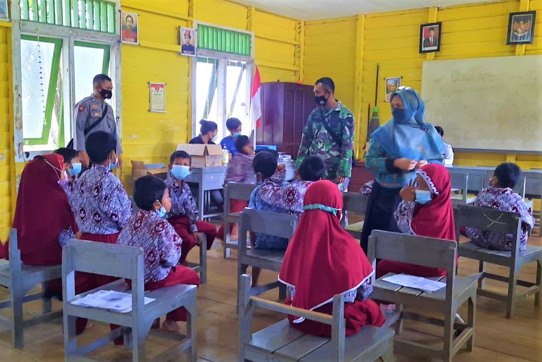 Berikan Rasa Aman, Babinsa Koramil Kota Bangun Dampingi Kegiatan Vaksinasi Kepada Pelajar