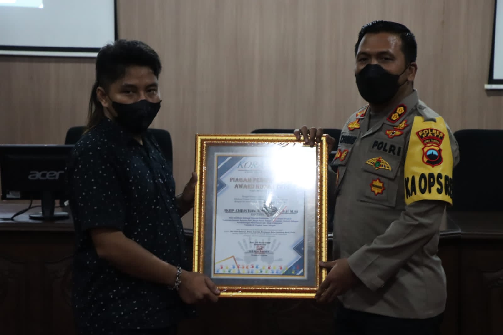 Kapolres Pati Terima Piagam Penghargaan Award Koran TV10 dari Dirut PT. MNS Grub Pers