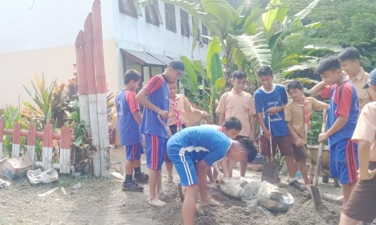 Pelajar di Toraja Utara Gotong Royong Cor Sarana Parkir
