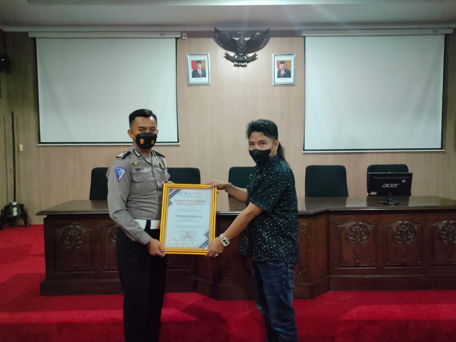 Prestasi Terbaik Tingkat Nasional, Kasatlantas Polres Pati dan Baur SIM Terima Penghargaan Award Koran TV10