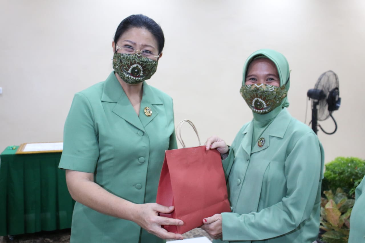 Silaturahmi Dengan Anggota Cabang L, Ini Pesan Ketua Persit KCK Daerah XII/Tpr