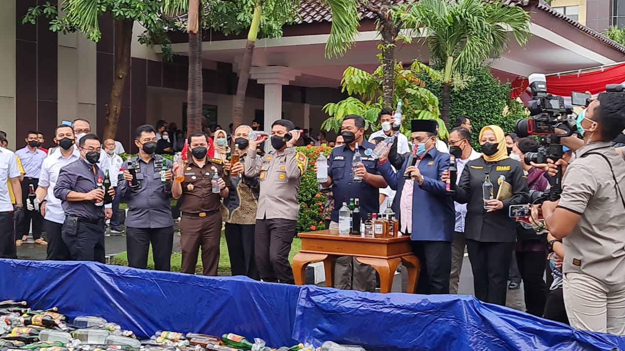 Kapolda dan Dit Resnarkoba Polda Jatim Pemusnahan Barang Bukti Narkoba dan Miras