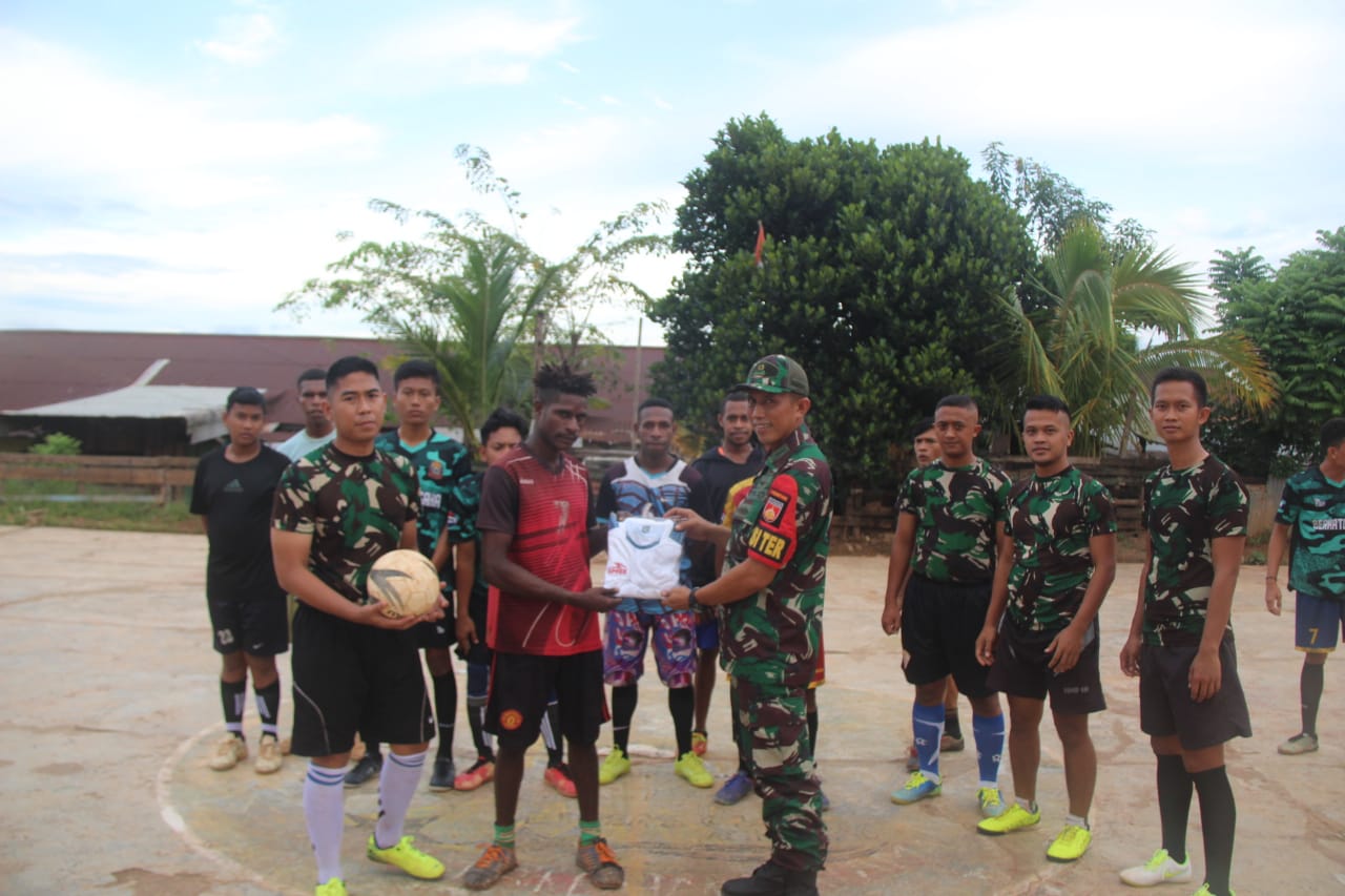 Satgas Yonif 410/Alugoro Lakukan Binter Dengan Bermain Futsal Bersama