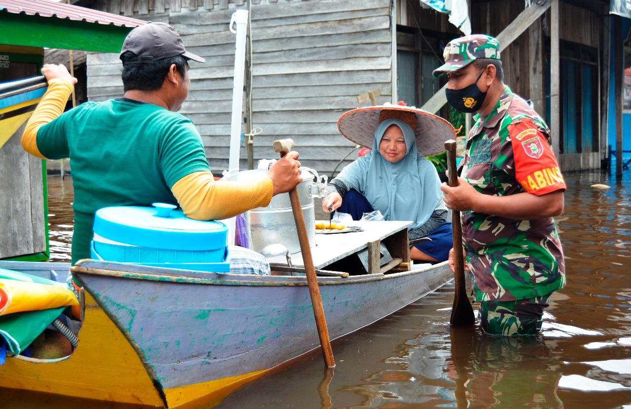 Luapan Air Sungai Mahakam Rendam Pemukiman Warga Di Muara Kaman Ini Yang Dilakukan Babinsa Muara Kaman