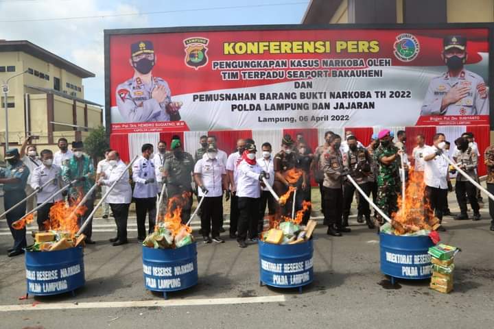 Bupati Lamsel, H Nanang Ermanto Hadiri Pemusnahan Barang Bukti Ratusan Kilo Sabu dan Ganja