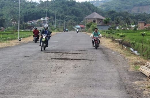 Bupati Garut Minta Provinsi Perbaiki Jalan Rusak di Wilayah Selatan