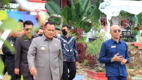 Nanang Perkenalkan Kebun Edukasi dan Perpustakaan Kepada, Nur Rakhman Yusuf