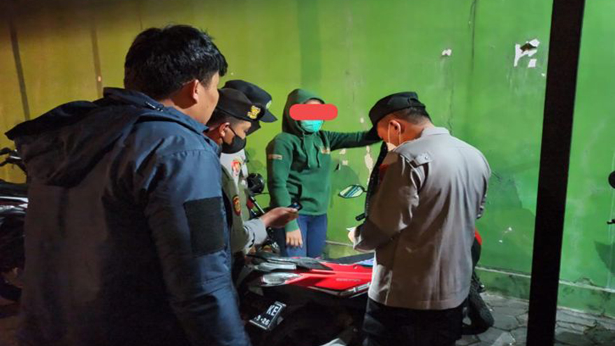 Heboh,  Lagi Asyik Ngamar Saat Bulan Puasa 2 Pasangan asal Karanganyar dan Sukoharjo Digerebek Polisi