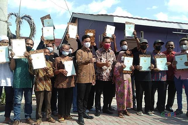 Warga Semanggi Solo Terima Sertifikat Tanah HP 001