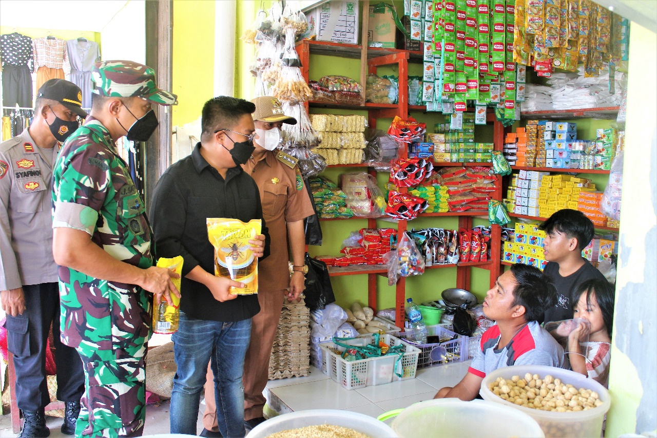 Dandim Kutai Kartanegara Bersama Wakil Bupati Tinjau Penyaluran Minyak Goreng