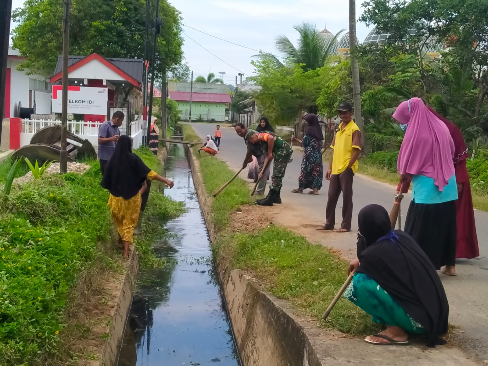 Ciptakan Lingkungan Sehat, Babinsa dan Warga Kerja Bakti Bersihkan Saluran Air