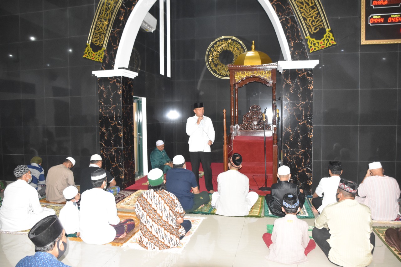 Danrem 091/ASN Isi Kultum Malam Ramadhan Tentang Bersedekah