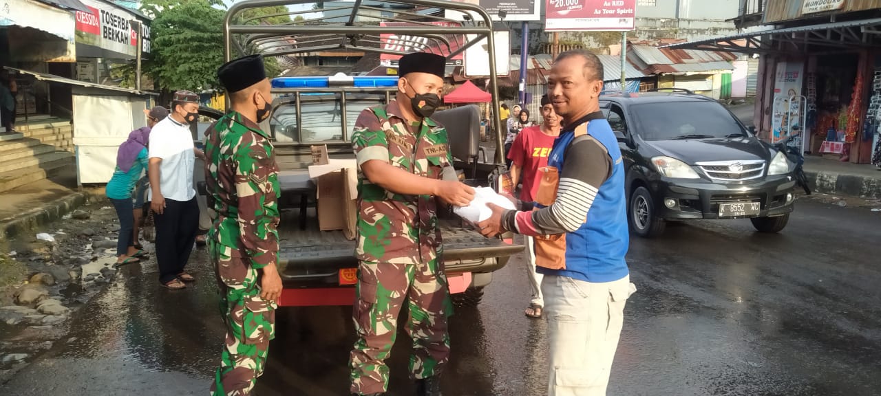 Bulan Suci Ramadhan, Anggota TNI Pembagian Takjil ke Warga