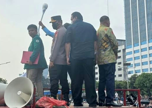 Naik Mobil Komando, Kapolri dan 3 Wakil Ketua DPR RI Temui Demonstran