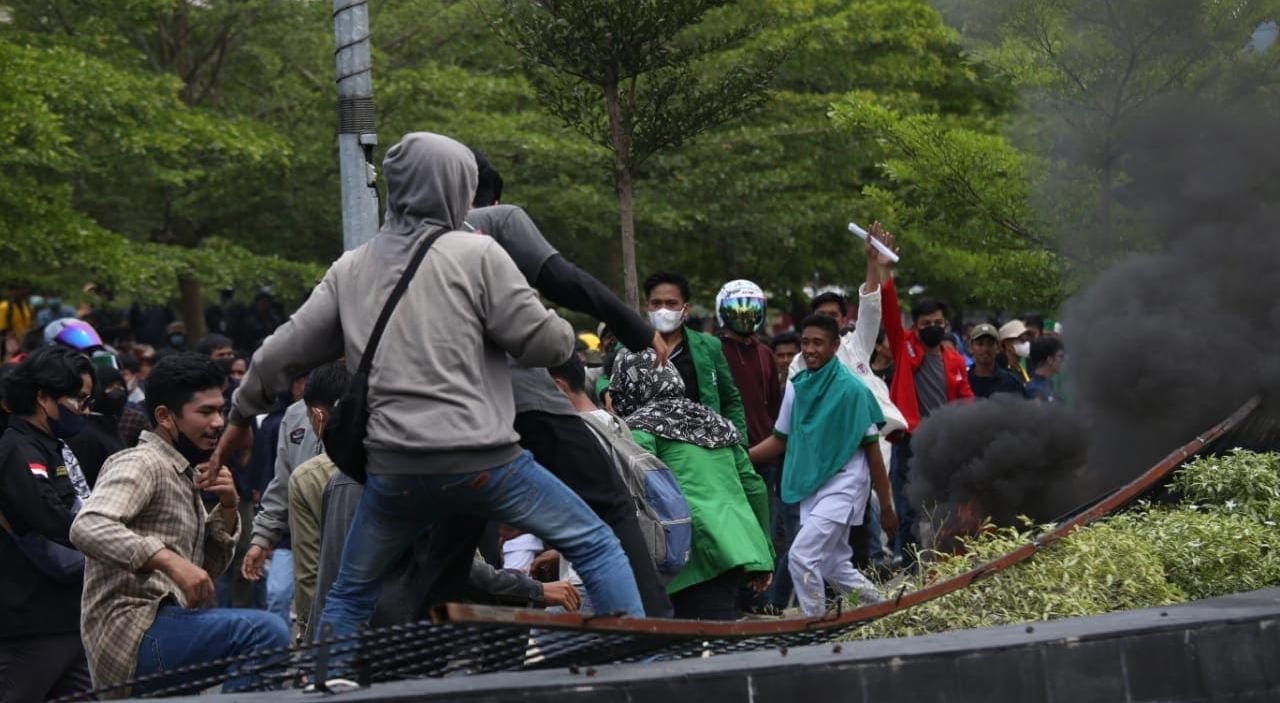 Unjuk Aspirasi di DPRD Palopo dengan Petugas Bentrok, 14 Mahasiswa Diamankan: Penyebabnya Ini