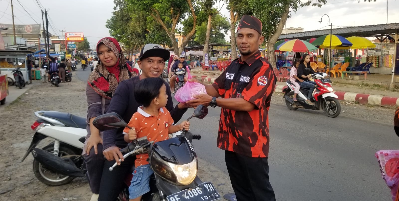 PAC Pemuda Pancasila Kecamatan Sidomulyo Berbagi Takjil Gratis