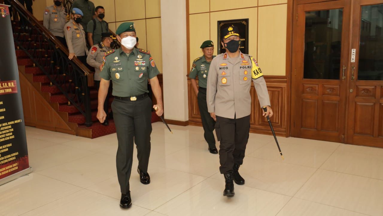 Kapolda Jatim Sambut Hangat Kunjungan Kehormatan Pangdiv II Kostrad