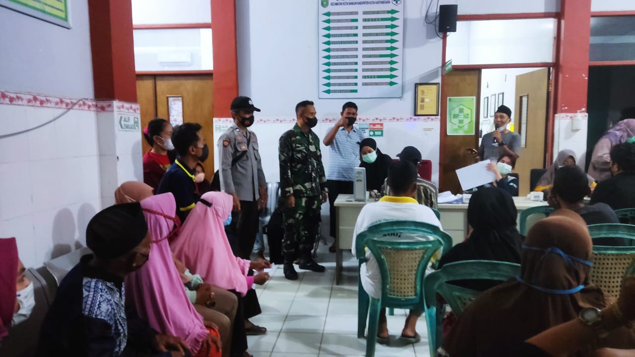 Babinsa Kota Bangun Ingatkan : Patuhi Prokes Dalam Pelaksanaan Vaksinasi