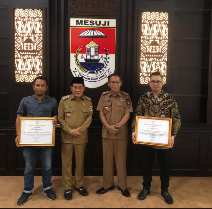 Bupati Mesuji memberikan Anugerah Penghargaan Kepada Firma Hukum Ryan Maulana & Partners*