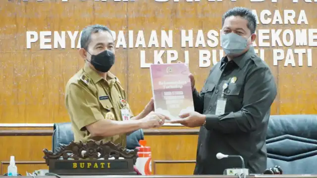 Rapat Paripurna, Ketua DPRD Pati Serahkan Hasil Rekomendasi LKPJ Bupati Pati Tahun 2021