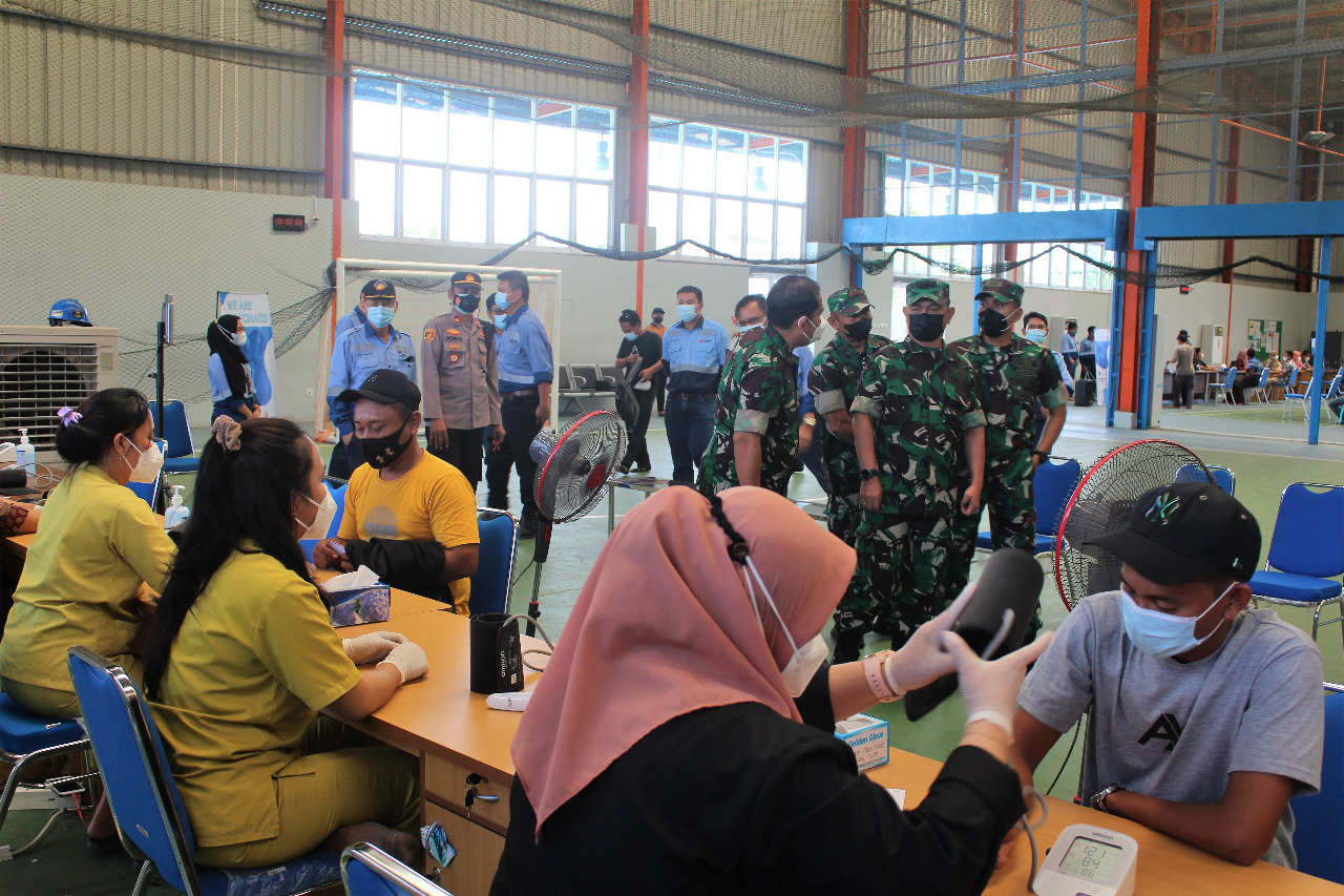Dandim Kutai Kartanegara bersama Kasi Ops Kasrem 091/ASN Tinjau Serbuan Vaksin di PT Bayan Resources Tabang