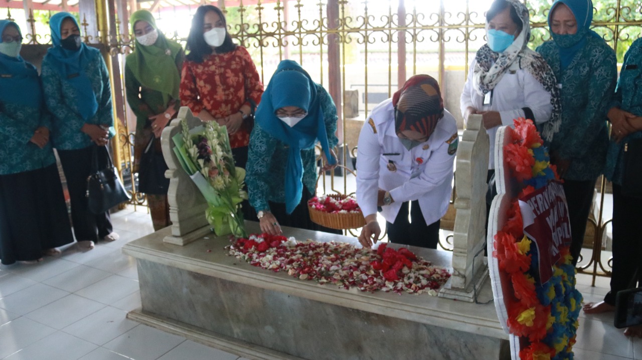 Peringati Hari Kartini, TP PKK Blora  Ziarah Ke Makam RA Kartini