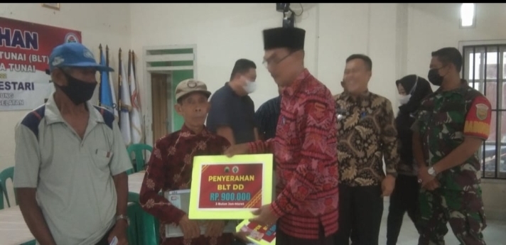 Jelang Lebaran, Pemdes Margo Lestari Bagikan BLT DD Ta-2022
